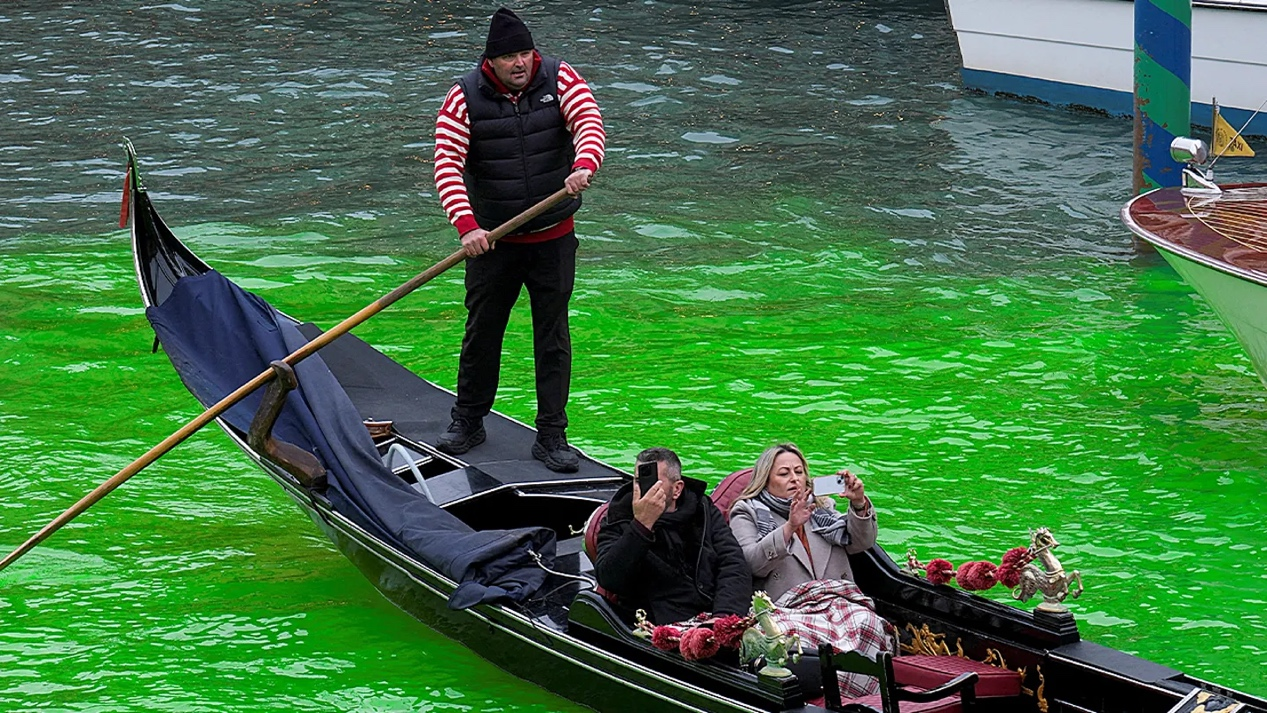 威尼斯大运河河水被染绿。图源:外媒