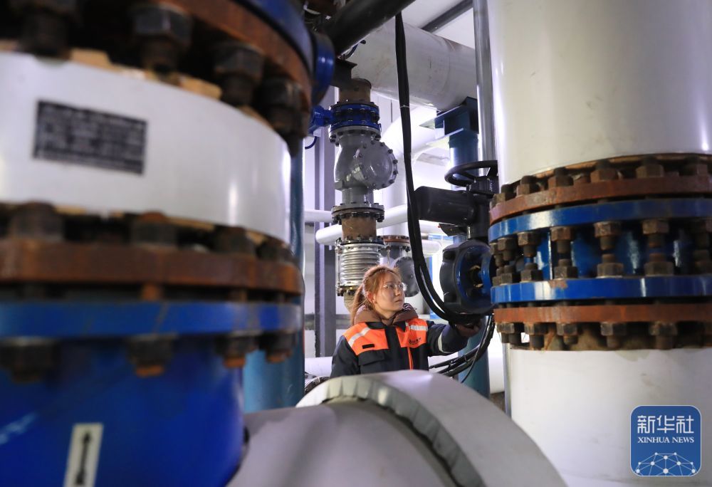 ↑ 12月10日,热力公司员工在河南省焦作市温县城区集中供暖首站对供热设备进行检查。新华社发(黄福兴摄)