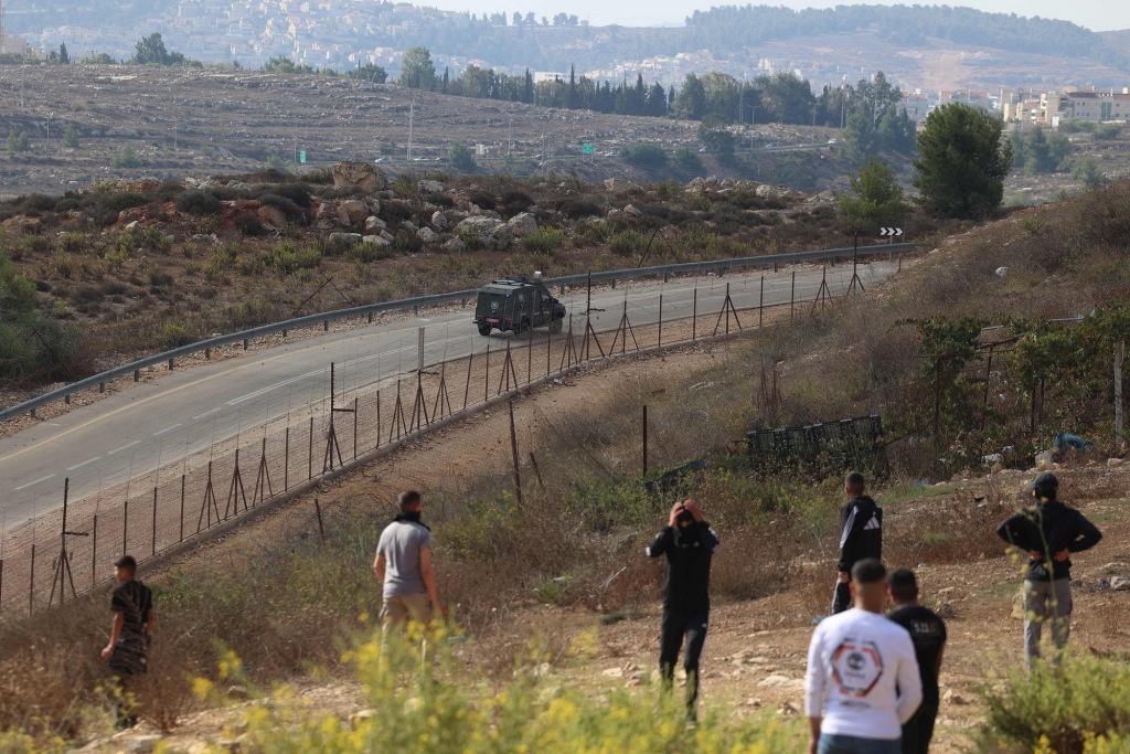 10月13日,约旦河西岸拜图尼亚,以色列军队装甲车在巡逻。