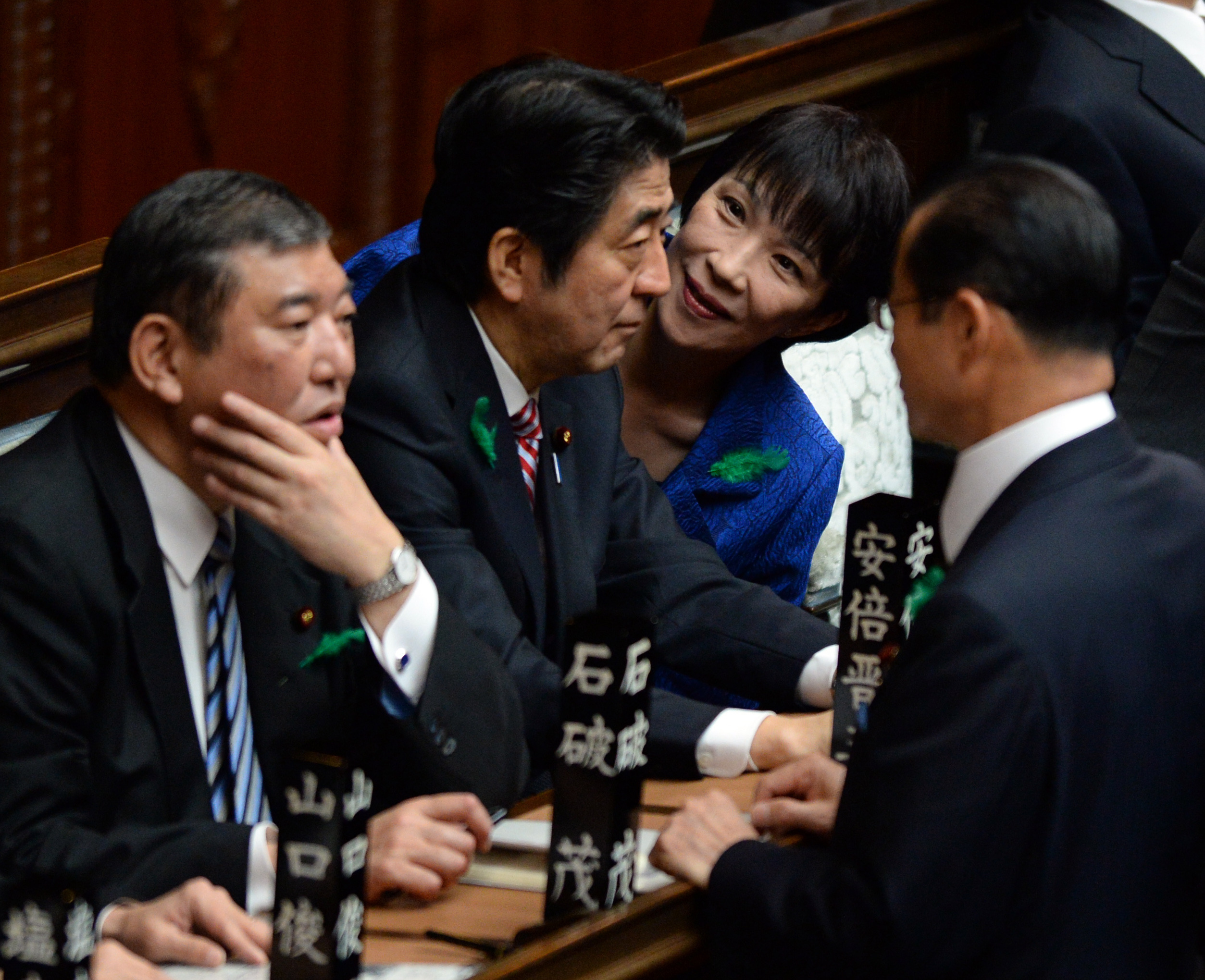 2015年4月21日，在日本国会众议院，安倍晋三（左二）与高市早苗（右二）商谈。新华社记者马平摄