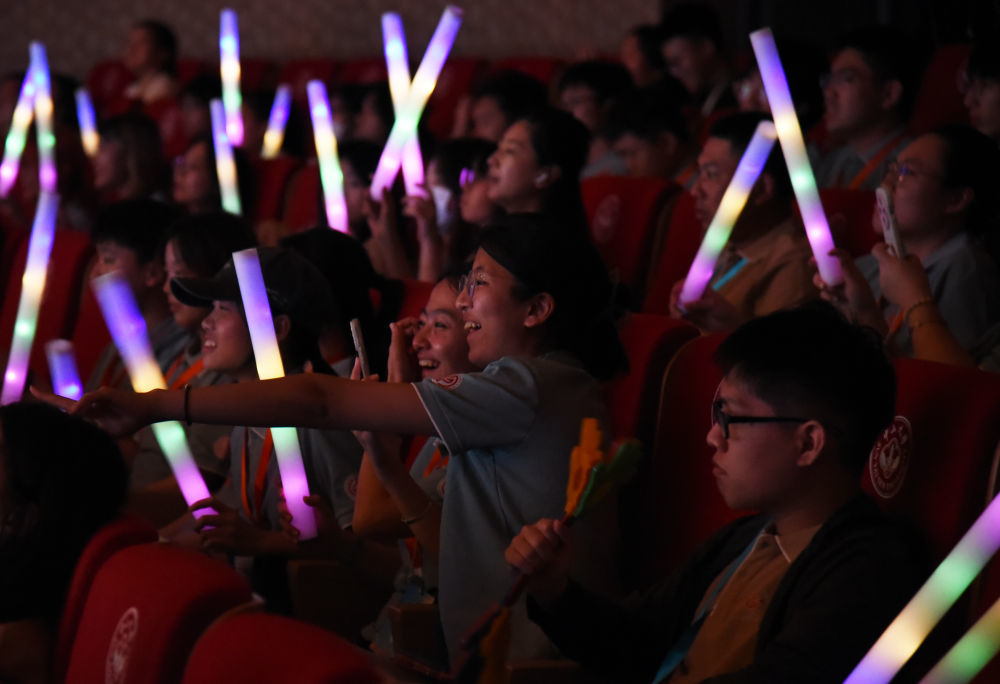7月4日，在第二十二届台胞青年千人夏令营的开营仪式上，两岸青年欣赏文艺表演节目。新华社记者 洪泽华 摄