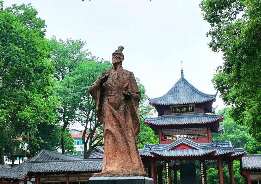 △位于湖南汨罗屈子文化园的屈原塑像