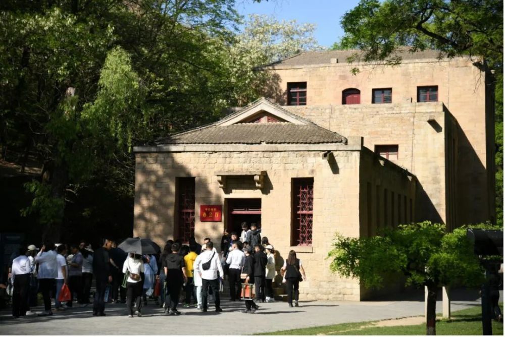 游客在杨家岭革命旧址参观。新华社记者 张博文 摄