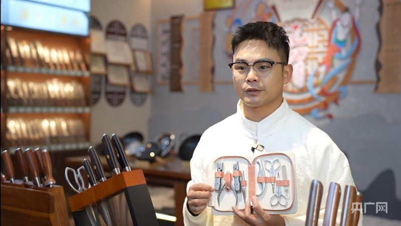 黎勇介绍名为“海棠依旧”的五金创新产品（央广网发 陈智超 摄）