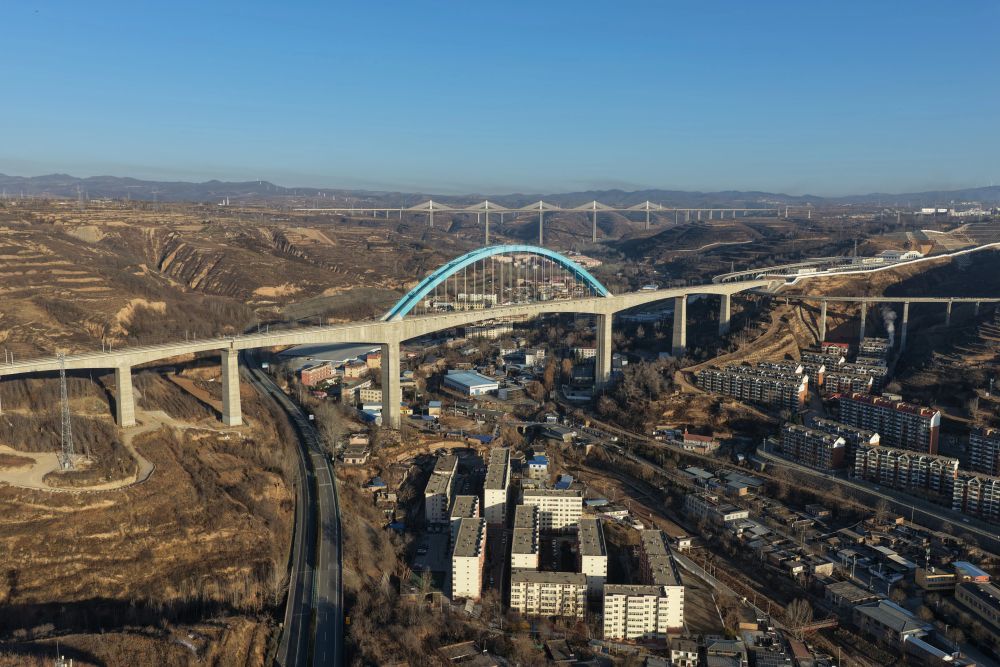 12月25日拍摄的西延高铁王家河特大桥(无人机照片)。新华社记者 邢广利 摄