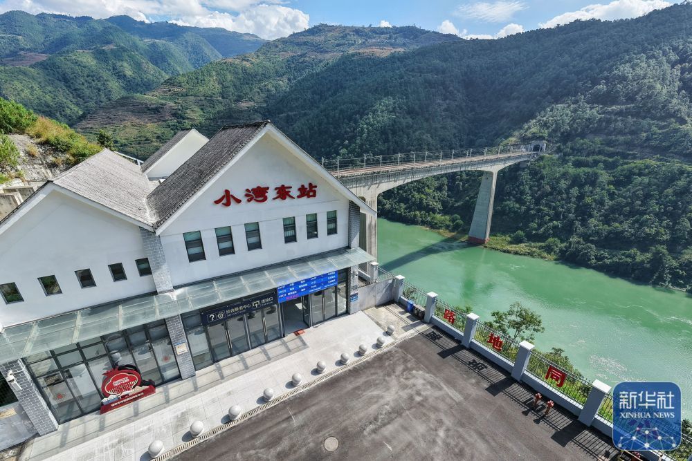 ↑ 这是位于澜沧江江畔的小湾东站（10&#2637630日摄，无人机照片）。