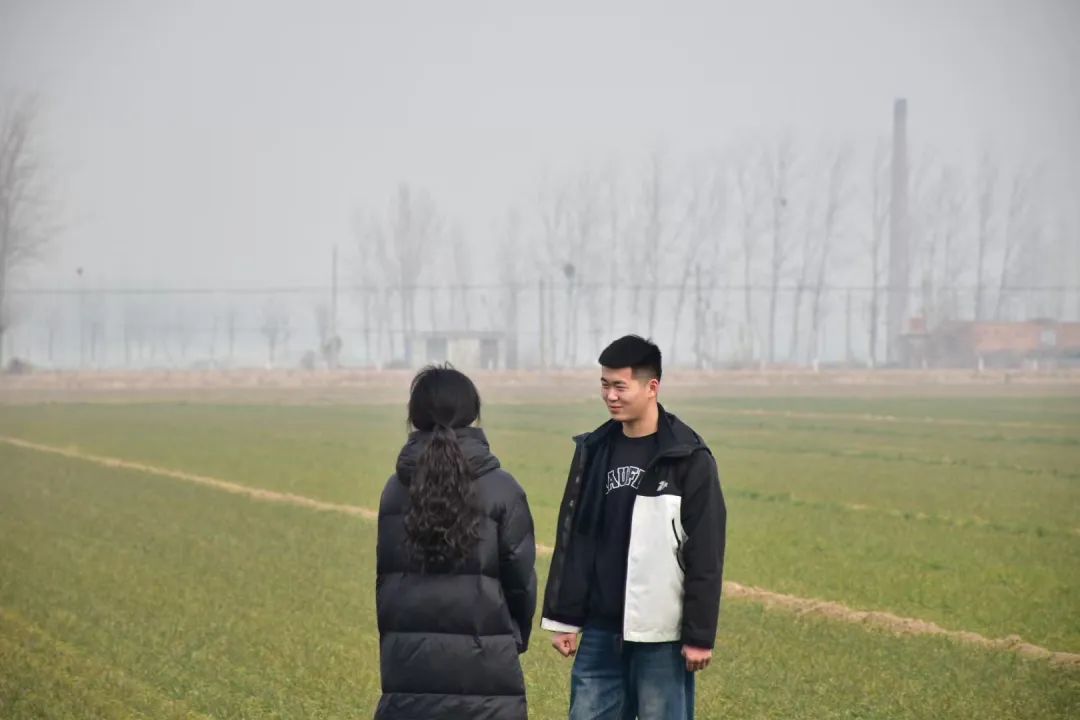 两位相亲的年轻人在田间散步。郑家宝 摄
