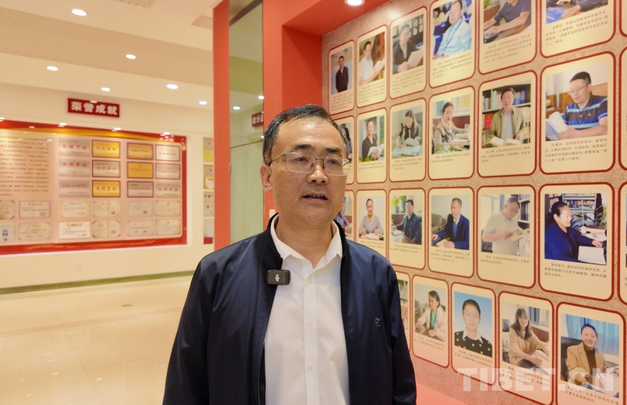 图为程颐工接受记者采访 摄影:苏洋