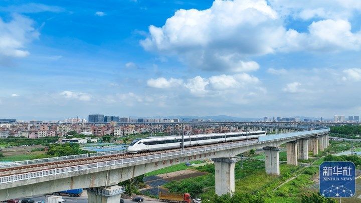 ↑广州东环城际列车行驶在白沙特大桥上（2025年9月29日摄，中铁二十五局供图）。