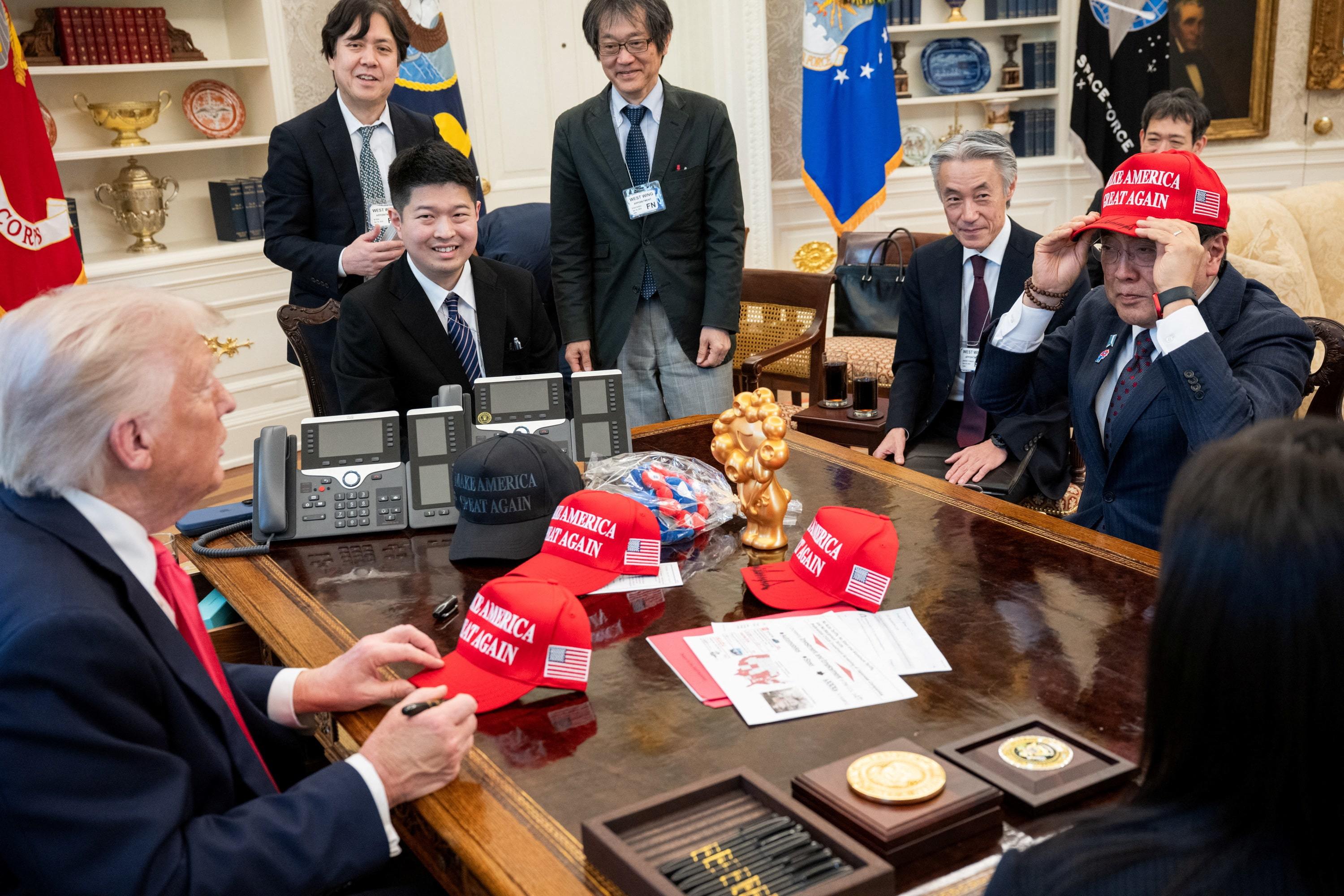当地时间2025年4月16日,特朗普在白宫椭圆形办公室会见赤泽亮正一行人 路透社