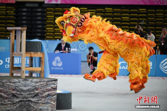 11月13日,第十五届全国运动会群众展演舞龙舞狮项目南狮传统决赛在佛山岭南明珠体育馆举行,粤港澳联队代表队获二等奖。图为粤港澳联队代表队在比赛中。中新社记者 陈楚红 摄