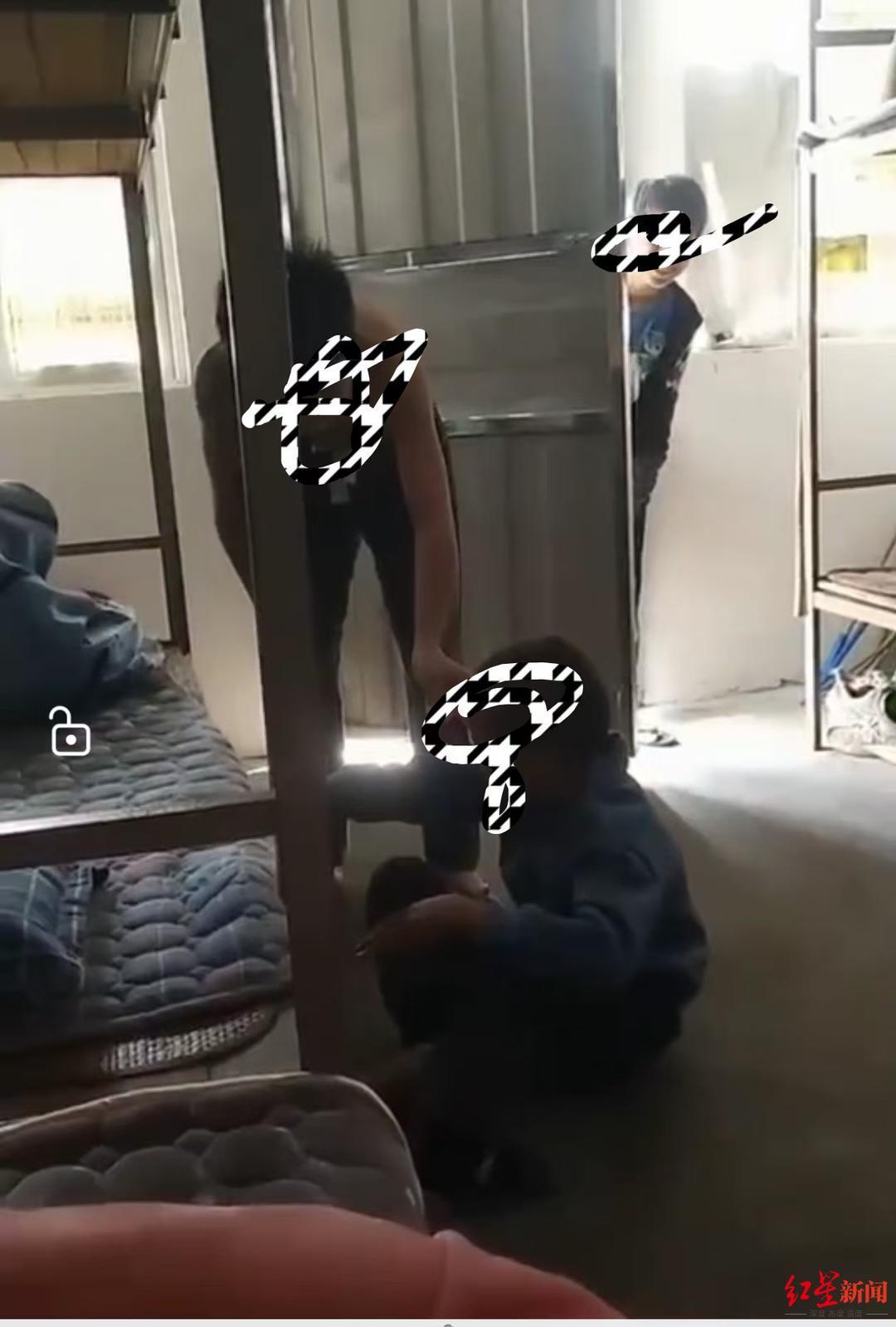 ▲小男生被打得坐在地上哭泣