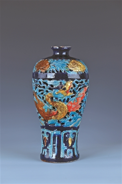 珐华贴金镂空应龙云海纹梅瓶