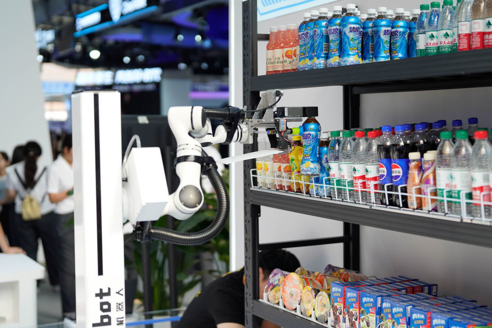 ↑ 9月11日，机器人在从货架上取送货物。