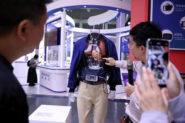 2025年9月24日，在海南博鳌“永不落幕”国际创新药械展，工作人员为参观者介绍植入式左心室辅助系统。新华社记者 郑悦 摄