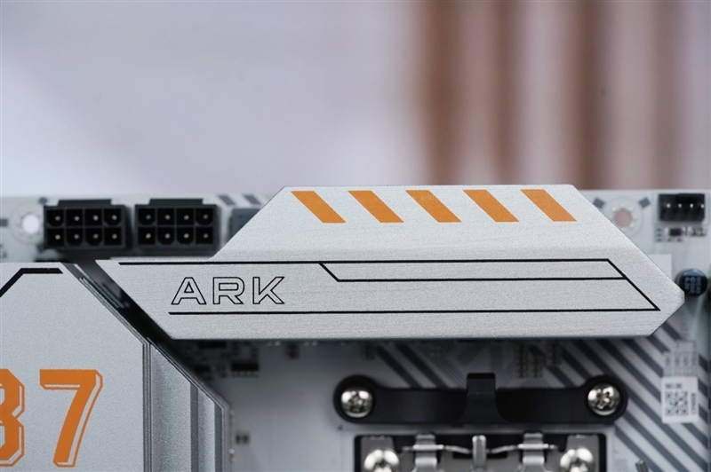 七彩虹CVN X870 ARK FROZEN V14方舟主板评测: 5G网卡+高频内存 锐龙9000舰队新旗舰
