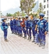 和小队队员在一起