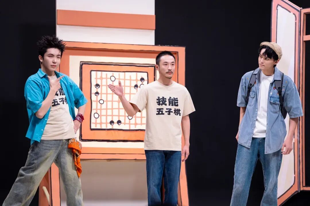 (由左至右)李嘉诚、张兴朝、张呈在舞台上表演。