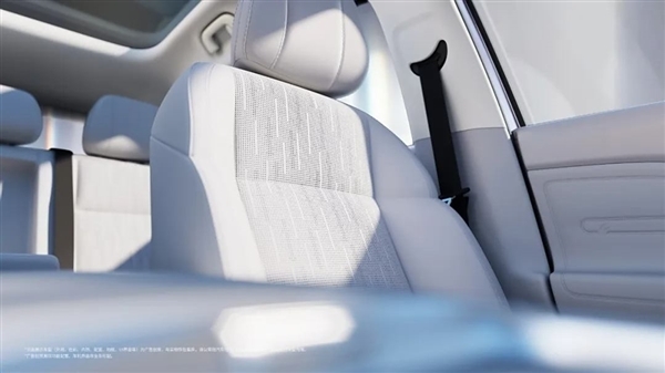 定位10-15万元 零跑B10内饰官图发布:副驾驶六个拓展口