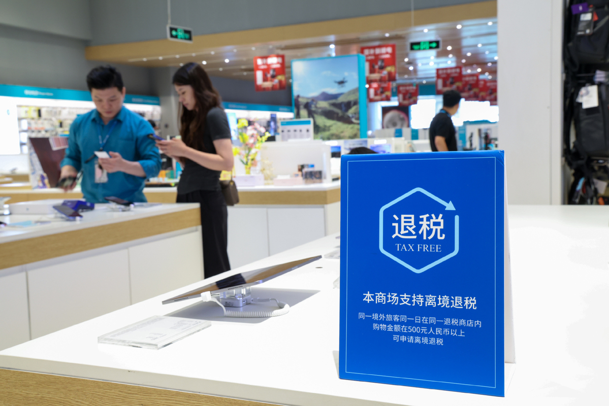 4月30日，顾客在深圳万象城顺电门店挑选电子产品。（图片来源：新华社）