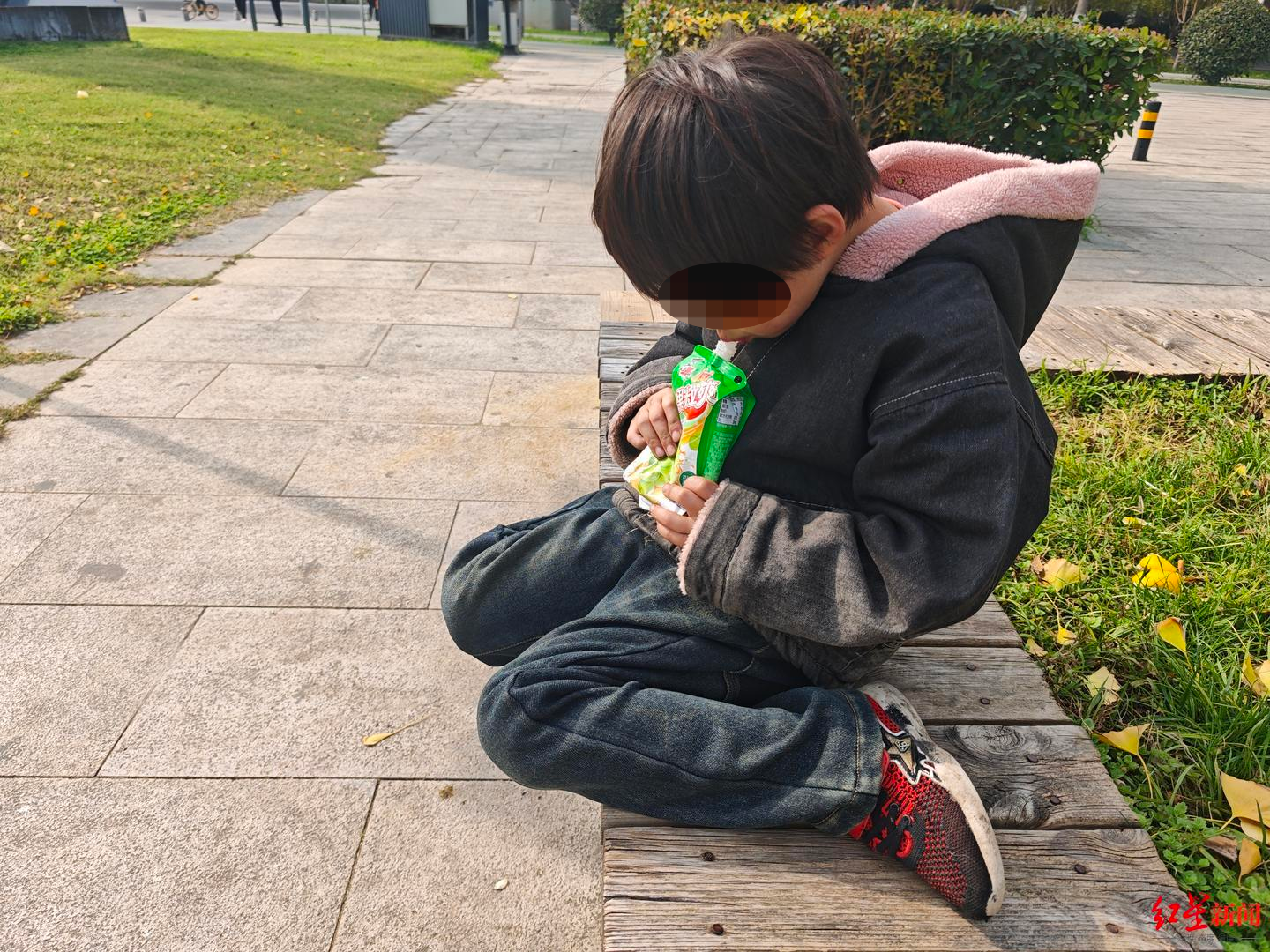 ▲小玥玥穿着运动鞋