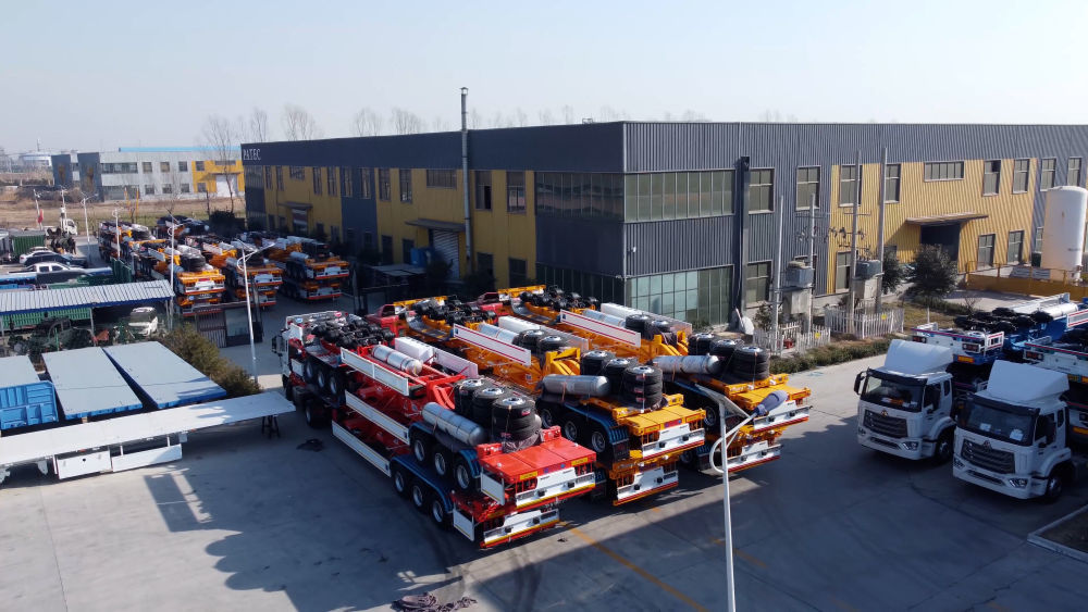 在建星专用车制造有限公司的厂区内,一批崭新的集装箱平板半挂车整装待发。(受访者供图)