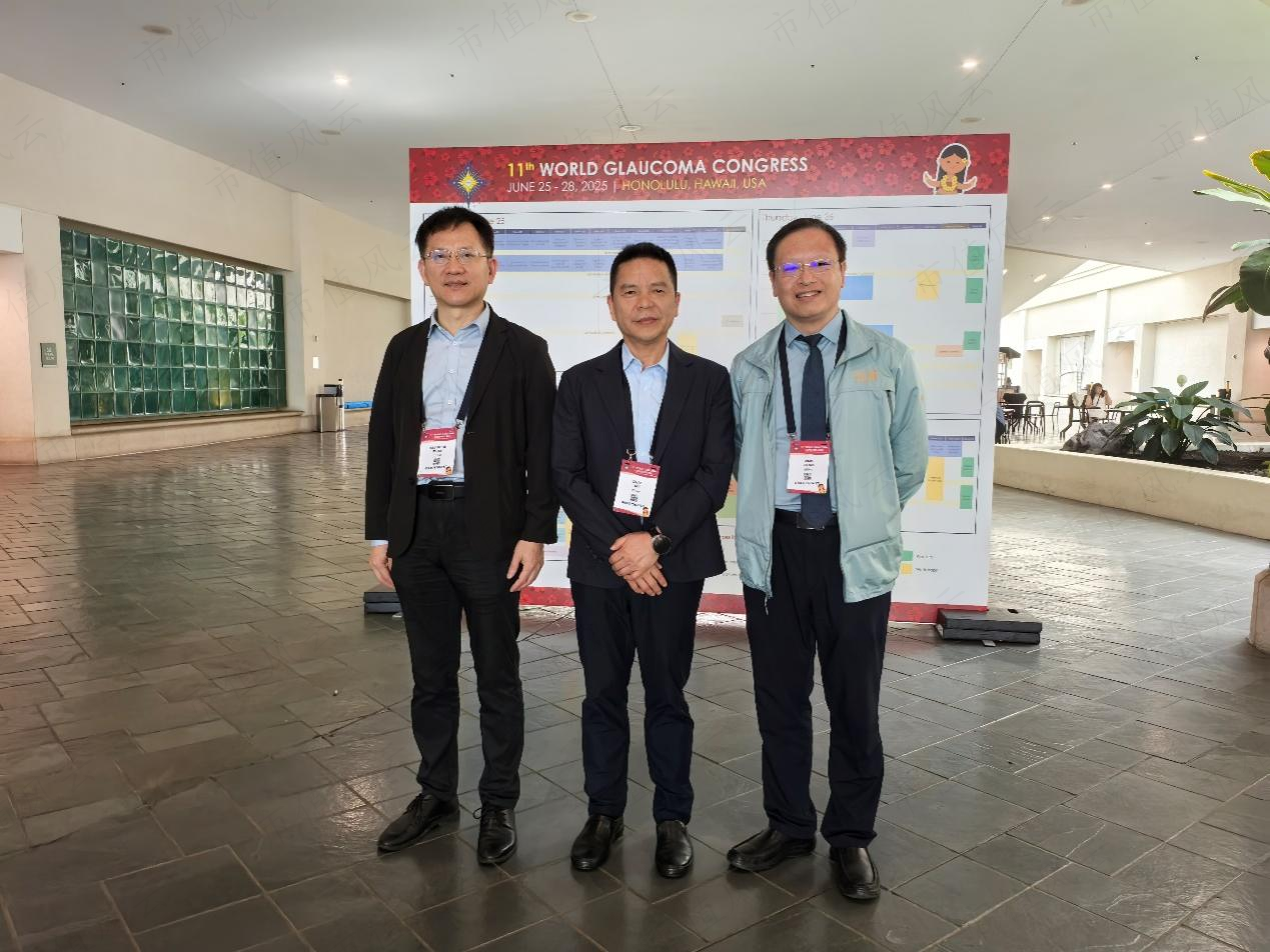 段宣初教授(左一)、戴超院长(左二)、赵平教授(右一)现场合影