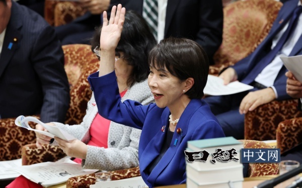 11日,日本首相高市早苗众议院预算委员会上举手回答质询。日经中文网