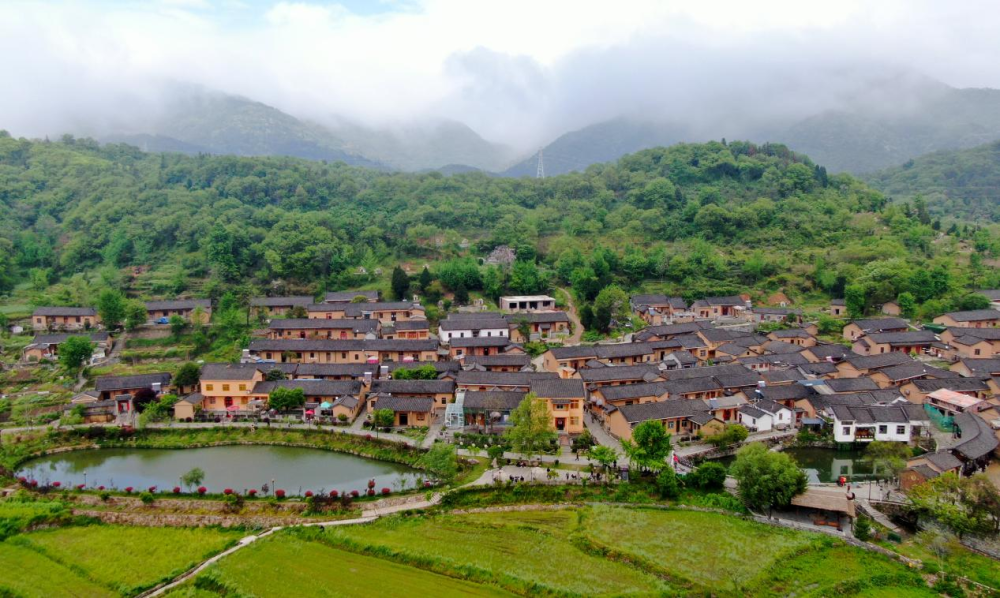 这是河南省信阳市新县田铺大塆，坐落于大别山深处（2021年4月22日摄，无人机照片）。新华社记者 郝源 摄