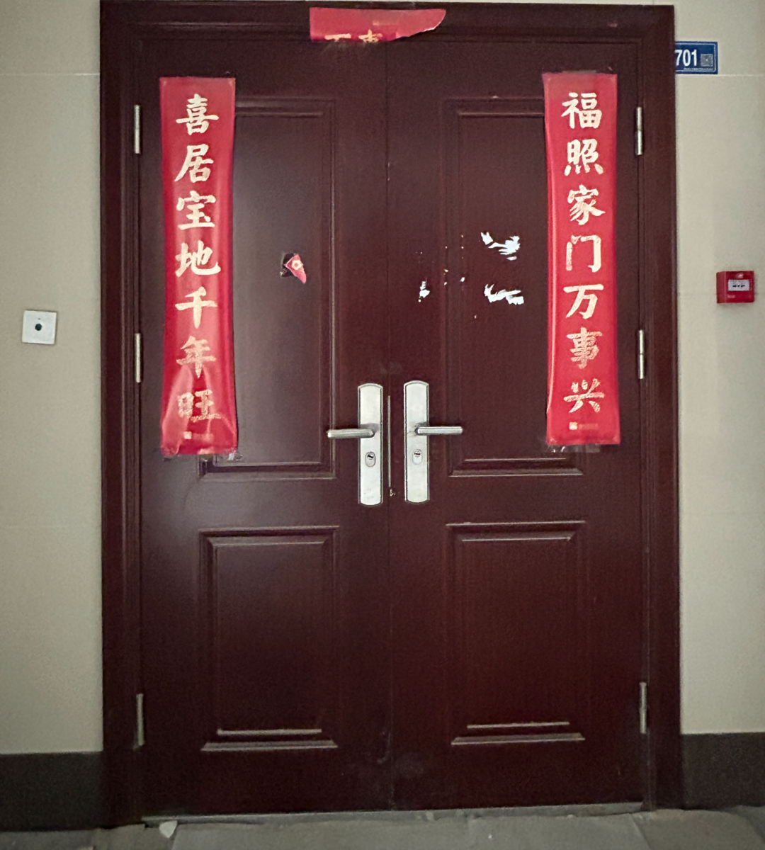 ▲房子大门紧闭,门口装修造成的灰尘较多