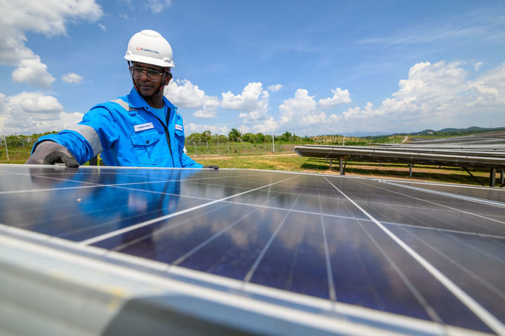 工人在马来西亚吉打州南部的瓜拉基蒂光伏电站检查设备(2024年6月6日摄)。这座光伏电站由中国广核能源国际控股有限公司所属埃德拉电力控股有限公司运营,2019年开始商业运行。新华社发(张纹综摄)