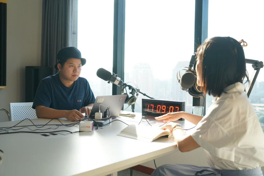 播客创作者程衍樑正在录制节目。（受访者供图）