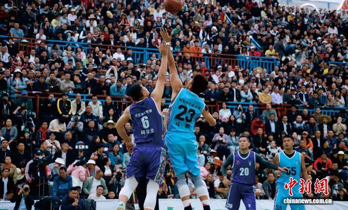 由多民族队员组成的甘肃临夏州篮球队，在篮球比赛中，携手拼搏。（资料图）临夏州体育局供图