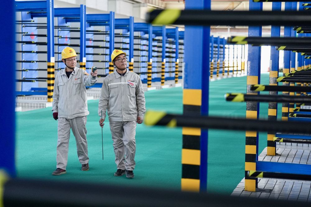 11月18日,在位于宁夏银川的国能宁夏供热有限公司中继泵站内,工作人员对板式换热器进行巡检。新华社记者 杨植森 摄