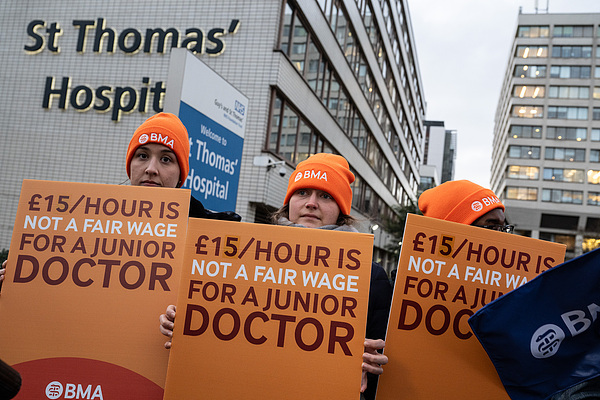 2024日,英国伦敦,住院医生和英国医学会(BMA)的成员继续因薪资问题而进行罢工。视觉中国