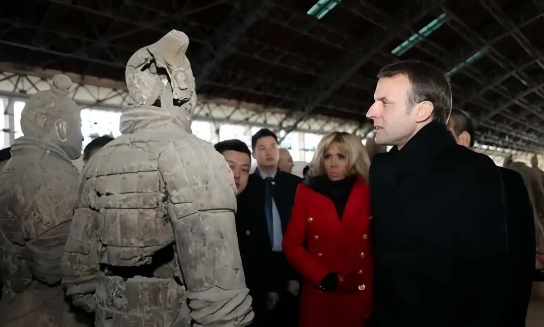 ·2018年1月,马克龙与妻子在位于陕西省西安市的秦始皇帝陵博物院参观。(新华社)