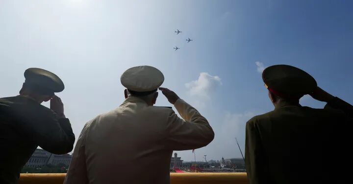 这是轰炸机梯队飞过天安门广场上空时嘉宾敬礼。新华社记者 才扬 摄
