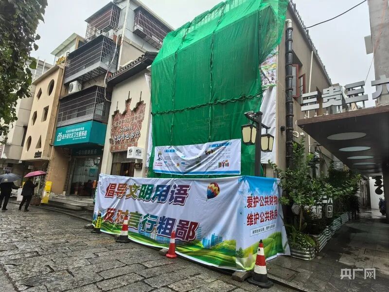 事发楼体已被遮盖(央广网记者黄珂岚 摄)