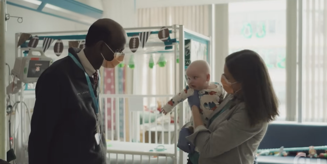 KJ 和治疗团队的医生们(图源:视频截图)