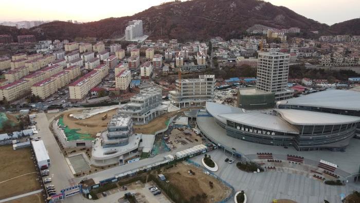 威海远遥浅海科技湾区内,一排排厂房林立