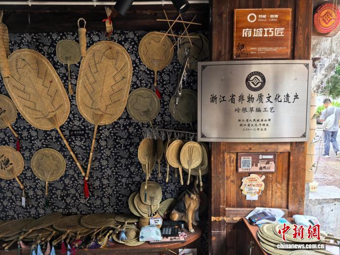 图为郑仙红在紫阳街的工作室。张煜欢 摄