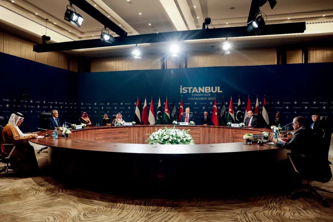 11日,土耳其、沙特阿拉伯、约旦个国家的外交部长在土耳其伊斯坦布尔举行会议,各方一致同意维护加沙停火协议,并推动以“两国方案”为基础的持久和平进程。