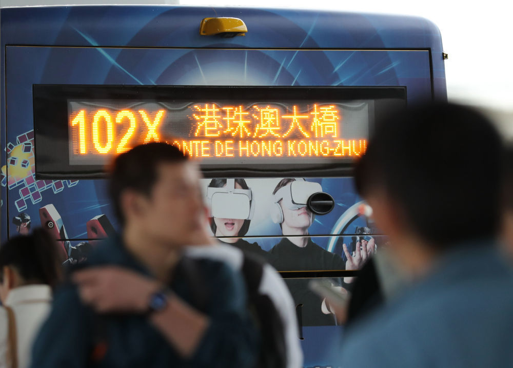 市民和旅客在橫琴口岸澳門口岸區(qū)排隊,，準(zhǔn)備登上前往港珠澳大橋方向的公交車,。新華社記者 王益亮 攝