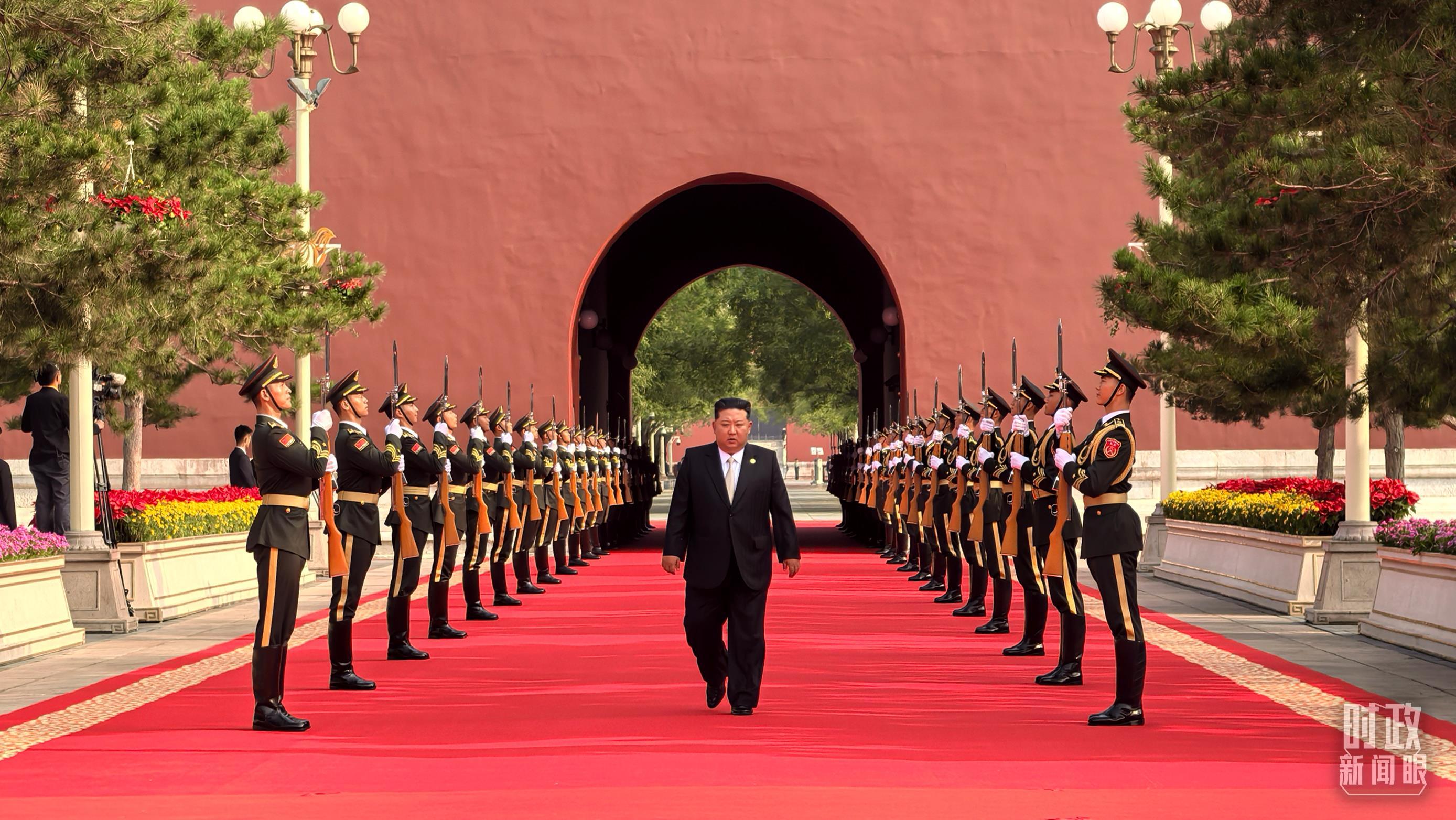 △9月3日上午,金正恩抵达端门外广场参加迎宾仪式。(总台央视记者李增仁拍摄)