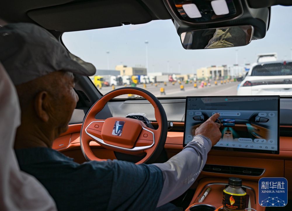 在新疆霍尔果斯公路口岸,一名“摆渡人”在等候出关(6月10日摄)。