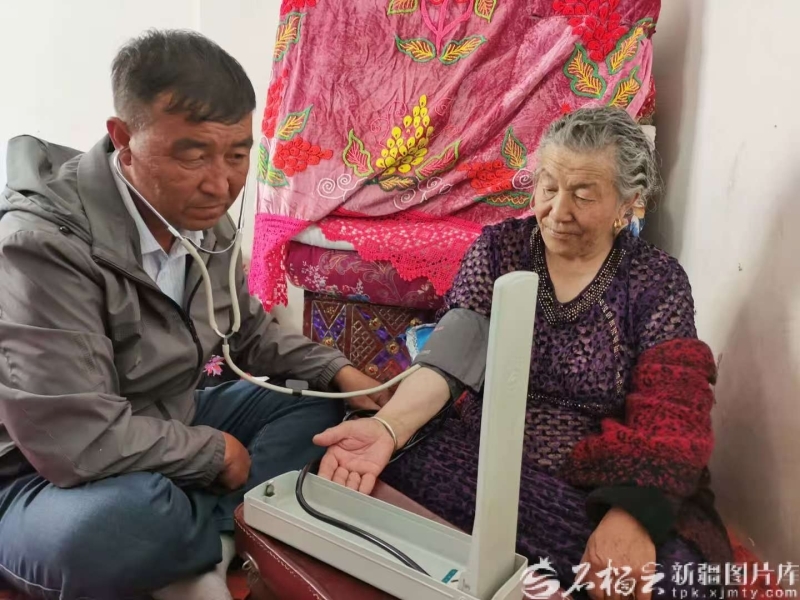 居马泰&middot;俄白克给牧民看病。本人供图