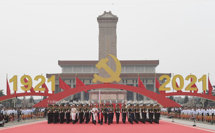 2021年7月1日上午,庆祝中国共产党成立100周年大会在北京天安门广场隆重举行。这是国旗护卫队准备升旗。新华社记者 申宏 摄