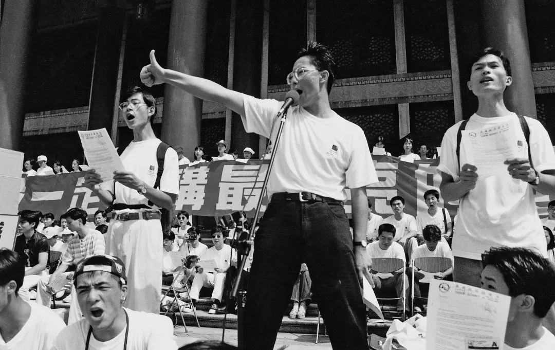 〓 1996年,广东广州,疯狂英语创始人李阳带领听众大喊:“我一定能讲漂亮的英语!”
