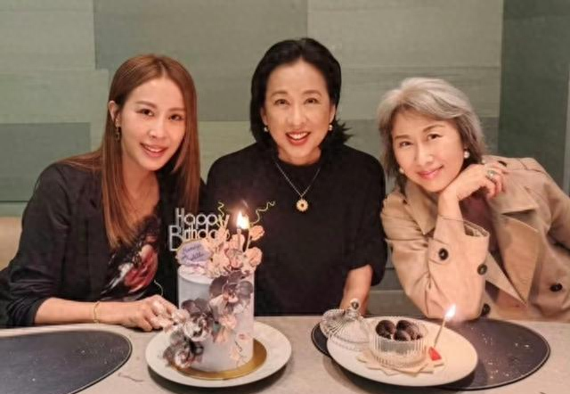 叶蒨文为67岁朱玲玲庆生，一头白发真实自然，两人年逾60仍显年轻
