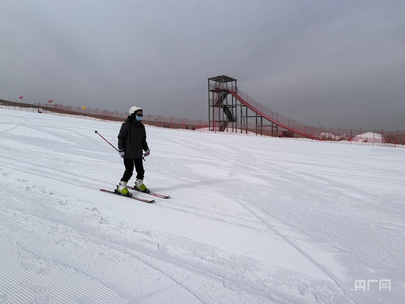 游客在洛浦县丝路冰雪游乐场尽情畅滑 （央广网记者丁安 摄）